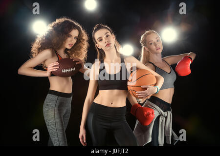 Porträt der selbstbewusste sportliche Frauen mit Bällen und Boxhandschuhe schwarz Stockfoto