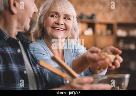 Porträt von senior Brautpaar machen Salat zusammen in Küche Stockfoto