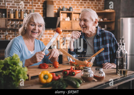 Gerne älteres Paar zusammen zu kochen und Spaß an der Küche Stockfoto