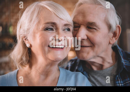 Schönes Lächeln, älteres paar zusammenstehen im Innenbereich Stockfoto