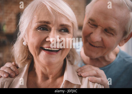 Schönes Lächeln, älteres paar zusammenstehen im Innenbereich Stockfoto