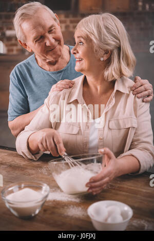 älteres paar Kochen Pfannkuchen in der Küche zu Hause Stockfoto