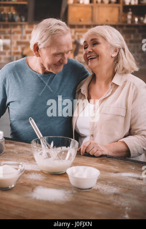 älteres paar Kochen Pfannkuchen in der Küche zu Hause Stockfoto