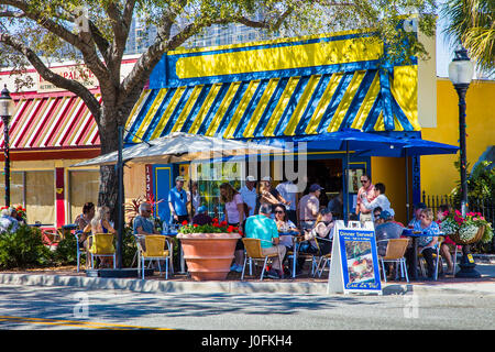 Menschen Essen im Außenbereich Straßencafé an der Main Street in Sarasota Florida Stockfoto