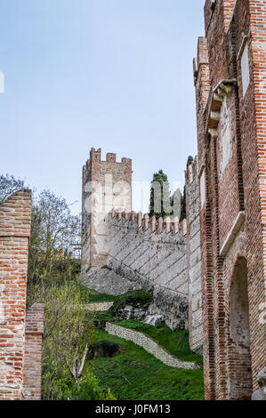 Zinnenbewehrten Mauern und Türme von der alten italienischen Walled Stadt von Soave in der Gegend von Verona. Die Altstadt ist von mittelalterlichen Mauern umgeben. Stockfoto