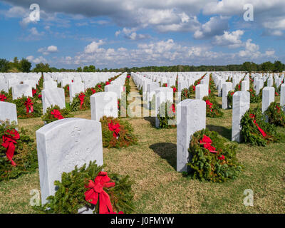 Reihen von Grabsteinen mit Kränzen & roten Bögen in Sarasota National Cemetery in Sarasota Florida Stockfoto