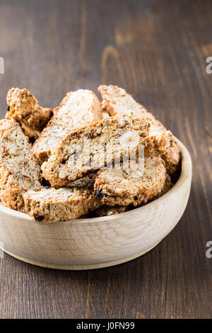 Cantuccini Kekse in Holzplatte auf einem Holztisch Stockfoto