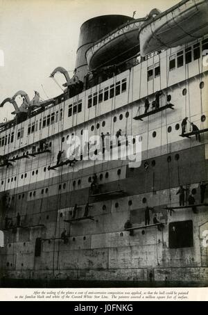 Männer in den Prozess der Malerei in den schwarzen und weißen Farben der Cunard Queen Elizabeth Stockfoto