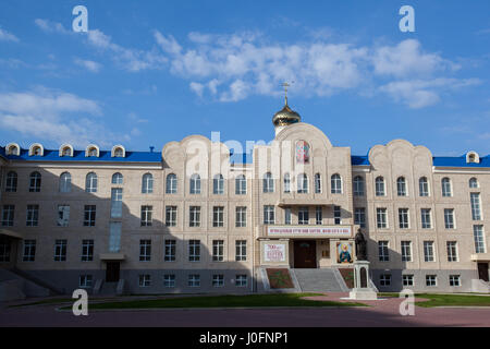 Kirche mit goldenen Kuppeln in Astana, Kasachstan. Stockfoto