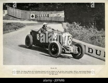 Sir Henry Birkin, konkurrieren in 1931 Grand Prix von Frankreich, saugt an einer Orange, während er einen aufgeladenen Bentley fährt Stockfoto