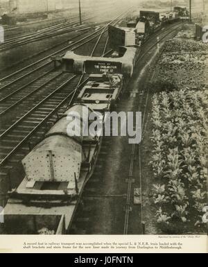 Cunard, Weihnachten spezielle 1931: London und North Eastern Railway (LNER) Zug geladen mit Shaft-Klammern und strengen Rahmen für den neuen Liner, Queen Mary, ein Eisenbahn-Transport-Kunststück Stockfoto