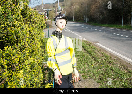 Fälschung, Weiblich, Frau, Polizei, Offizier, Puppe, Puppe, im Dorf von Tre Taliesin, zu ermutigen, Autofahrer, Fahrer, zu langsam, nach unten, onA487, Road, Ceredigion, Wales, Stockfoto