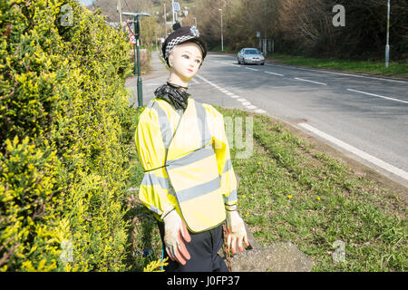 Fälschung, Weiblich, Frau, Polizei, Offizier, Puppe, Puppe, im Dorf von Tre Taliesin, zu ermutigen, Autofahrer, Fahrer, zu langsam, nach unten, onA487, Road, Ceredigion, Wales, Stockfoto