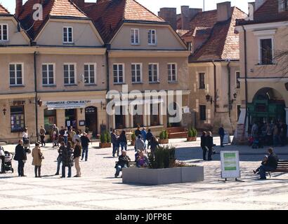 Alten Marktplatz mit Häusern und Touristen befindet sich im alten Stadtzentrum in Sandomierz, Polen Stockfoto