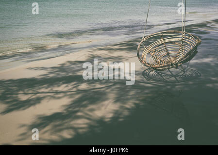 Schaukeln Sie am wunderschönen Strand Stockfoto