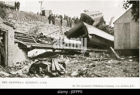 Der Grantham Unfall, umgeworfen Kutschen und Ablagerungen. Ein Abend schlafen - Auto- und e-Zug von London Kings Cross Bahnhof Edinburgh Waverley geschleppten Ivatt 'Atlantic' Nr. 276 entgleist, töten 14. Der Unfall ereignete sich in geheimnisvollen Umständen; die tra Stockfoto