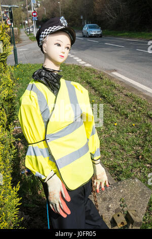 Fälschung, Weiblich, Frau, Polizei, Offizier, Puppe, Puppe, im Dorf von Tre Taliesin, zu ermutigen, Autofahrer, Fahrer, zu langsam, nach unten, onA487, Road, Ceredigion, Wales, Stockfoto