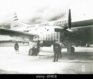 Napier Eland Airliner G ANVP umgewandelt mit Turboprop engines auf Start- und Landebahn mit Männer in Kilts Stockfoto