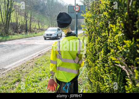 Fälschung, Weiblich, Frau, Polizei, Offizier, Puppe, Puppe, im Dorf von Tre Taliesin, zu ermutigen, Autofahrer, Fahrer, zu langsam, nach unten, onA487, Road, Ceredigion, Wales, Stockfoto