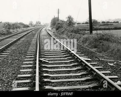 Abschnitt der Eisenbahnstrecke zeigt zyklische Variation in Ausrichtung Stockfoto