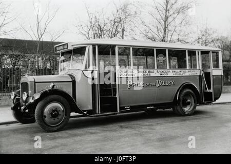 Stolz auf das Tal, die motorbus aus London zu lesen Stockfoto