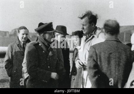 Frank Whittle und Geoffrey de' Havilland an der erste Testflug des Vampirs Stockfoto