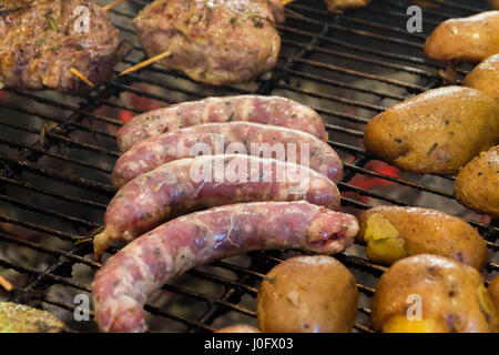 Würstchen kochen. Würstchen braten. Würstchen auf dem Grill. Stockfoto