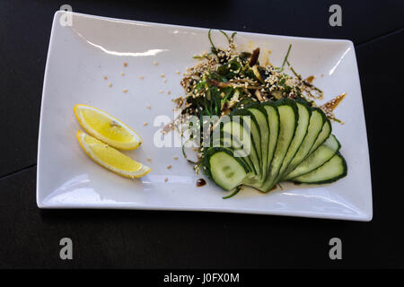 Vorspeise. Kalte Snacks. Vegetarisches Gericht. Auf einem weißen Teller anrichten. Die rechteckigen Platte. Stockfoto