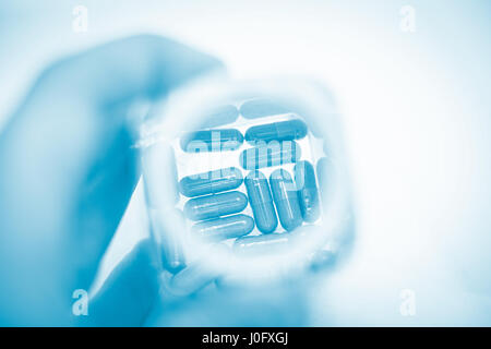 Pillen in einem Tiegel, Makro Stockfoto