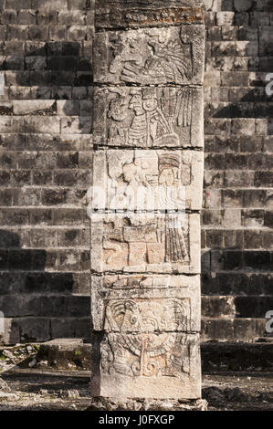 Mexiko, Yucatan, Chichen Itza Maya site, Tempel der Krieger, Steinschnitt detail Stockfoto