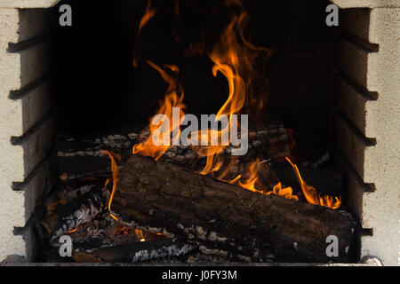 Brennholz brennende Feuer Flammen auf einem Grill Stockfoto