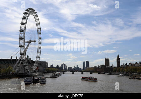 Das London Eye Riesenrad mit Blick auf die Themse im Zentrum von London mit dem Palace of Westminster im Hintergrund. Stockfoto