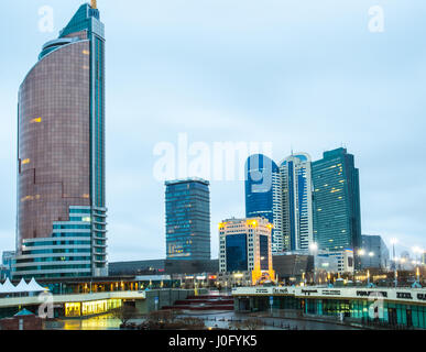 Wohnhäuser und Geschäftszentren in Astana. Ein Foto in der Hauptstadt von Kasachstan. Stockfoto