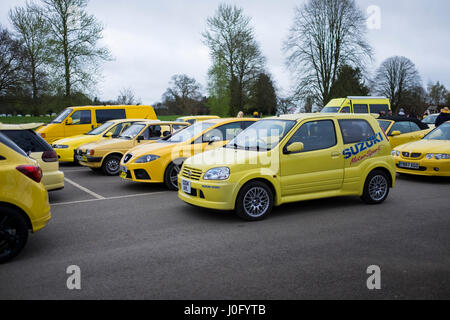 Bibury Gelb Auto Konvoi in Unterstützung von Peter Maddox Stockfoto