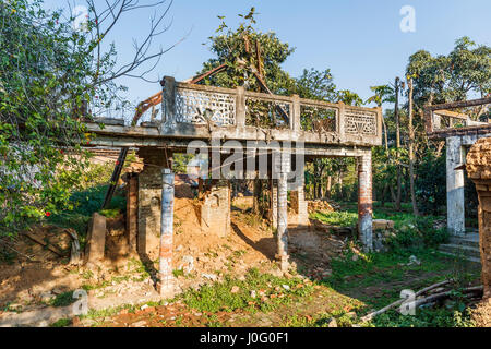 Die Überreste der verlassenen und verfallenen Gebäude wartet auf Restaurierung in Pragpur, einem Erbe Dorf im Bezirk Kagra, Himachal Pradesh, Indien Stockfoto