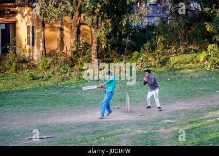 Zwei lokalen indischen Jungen Spaß Spiel Cricket auf einem staubigen Platz in Pragpur, einem Erbe Dorf im Bezirk Kagra, Himachal Pradesh, Indien Stockfoto