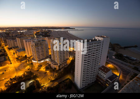 Hotels und Strand am Ufer des Ozeans bei Sonnenaufgang. VEW von oben. PRIA Da Rocha, Portimao, Portugal. Stockfoto