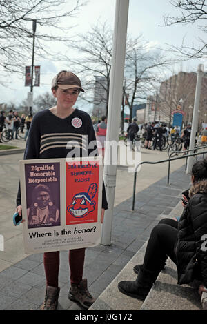 Frau, die Verwendung von Chief Wahoo Maskottchen der Cleveland Indians-Organisation in Cleveland, Ohio, Vereinigte Staaten auf 11. April 2017 protestieren Stockfoto