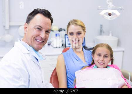 Porträt des Zahnarztes mit jungen Patienten und seiner Mutter dental clinic Stockfoto