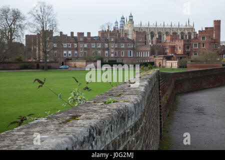 Eton, Großbritannien. 1. März, 2017. Ein Blick in Richtung Eton College von Slough Straße. Stockfoto