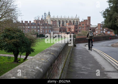 Eton, Großbritannien. 1. März, 2017. Ein Blick in Richtung Eton College von Slough Straße. Stockfoto