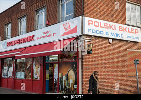 Slough, UK. 1. März 2017. Ein polnischer Shop. Slough hat eines der größten polnischen Gemeinden im Vereinigten Königreich. Stockfoto