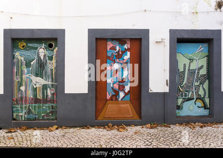 Ein Trio von abstrakten lackierten Türen in Machico, Madeira Stockfoto