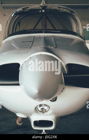 Moderne weiße ultraleichte Sport Flugzeug im hangar Stockfoto