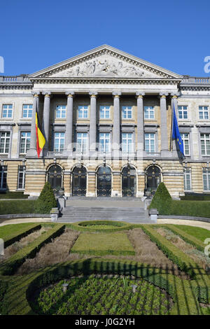 Gebäude des belgisches Bundesparlament dekoriert mit Flaggen Belgiens und der Europäischen Union am 13. März 2016 in Brüssel, Belgien Stockfoto