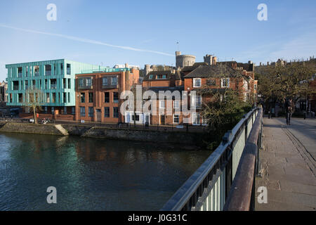 Eton, Großbritannien. 2nd. März 2017. Blick über die Windsor Bridge in Richtung Windsor Castle und Royal Windsor Quay. Stockfoto