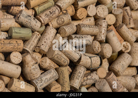 Eton, Großbritannien. 2. März, 2017. Eine Anzeige der Korken im Fenster eines Wein Shop. Stockfoto