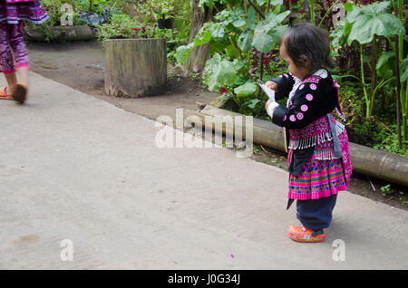 Kinder ethnischen Hmong tragen Tracht traditionelle und spielen mit Freunden in Doi Pui Tribal Village und Nationalpark am 28. Dezember 2016 in Chiang Mai Stockfoto