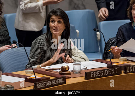 New York, USA. 12. April 2017. US-Botschafter bei den UN Nikki Haley ist während der Tagung des Rates gesehen. Der Sicherheitsrat der Vereinten Nationen berief eine Sitzung für seinen monatlichen Briefing UN-Sondergesandten für Syrien Staffan De Mistura. Beim Briefing bekräftigte Herr De Mistura seine Überzeugung, dass die einzige praktikable Lösung für die Krise in Syrien politische--anstatt militärische--in der Natur sein muss. Bildnachweis: Pazifische Presse/Alamy Live-Nachrichten Stockfoto