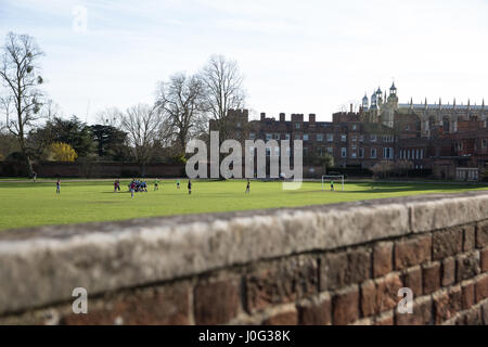 Eton, UK. 2. März 2017. Ein Blick über Spielfelder in Richtung Eton College von Slough Straße. Stockfoto